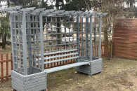 Pergola ogrodowa prosta z ławką i donicami